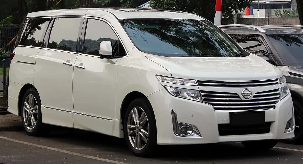 Nissan Elgrand — model photo
