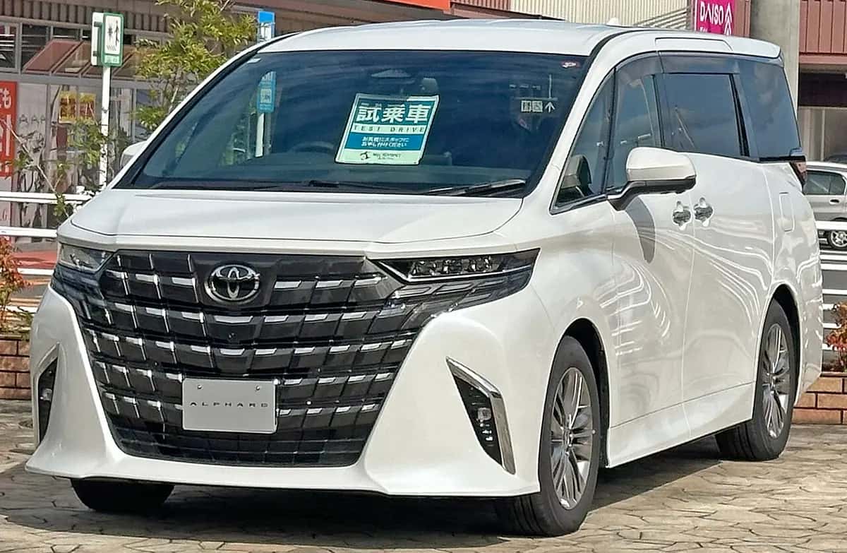 Toyota Alphard — model photo
